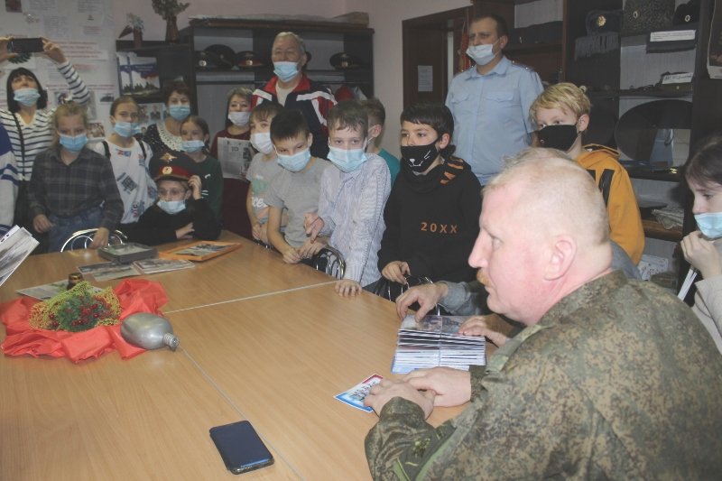 Сотрудники Новоалтайской Госавтоинспекции организовали встречу с юными инспекторами движения